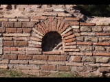 00177 ostia - regio v - insula xvii - ninfeo su piazzale della vittoria (v,xvii,2) - nymphaeum (2) - ostseite - detail - 09-2022.jpg